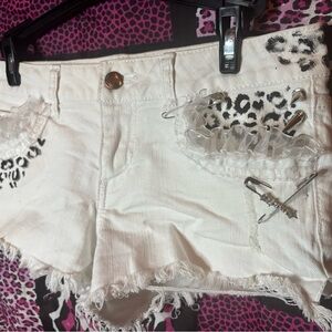 Cute 2000s white $now Leopard shorts!!!